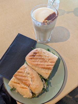 Avocado Sandwich & Chai Latte mit Kokosmilch at A Little Lost in Munich