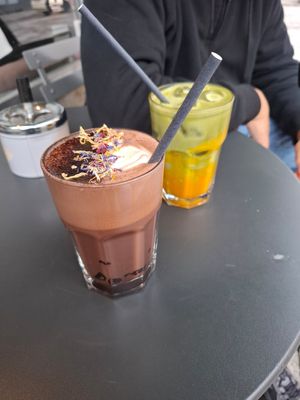 Summer special (iced mango matcha) and hot chocolate at A Little Lost in Munich