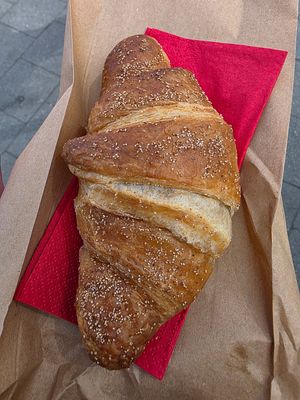 Aprikosen Croissant at A Little Lost in Munich