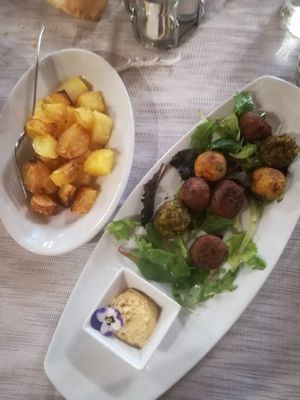 Polpette di verdure con hummus e patate al rosmarino at Chalet Ristorante Piereni in Tonadico