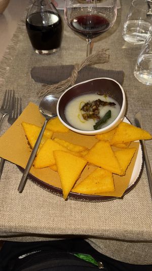 Vellutata di cipolle con porcini e scagliosi fritti  at Radici in Foggia