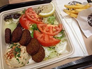 Plato vegetal (falafel, salad, tabbouleh, hummus) at Beykebap - Centro Comercial Nervión in Sevilla