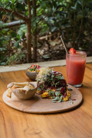 Omellete de hongos y hummus de zanahoria, acompañado de ensalada, queso parmesano y pan fresco. at Aguacate Veggie Bar in Oaxaca