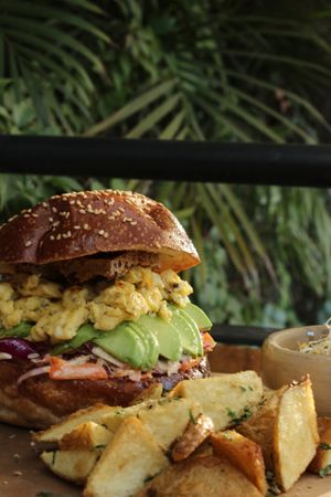 SANDWICH DE TOFU, AGUACATE Y HUEVO CON PAPAS NATURALES at Aguacate Veggie Bar in Oaxaca