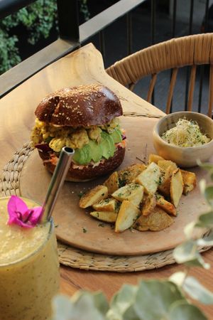 SANDWICH DE TOFU, AGUACATE Y HUEVO CON PAPAS NATURALES at Aguacate Veggie Bar in Oaxaca