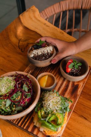 COMBO BRUNCH CON 5 OPCIONES DEL MENÚ: 
BUDAH BOWL, TOAST DE AGUACATE, CHOCOMOUSE, SMOOTHIE BOWL Y GINGER SHOT at Aguacate Veggie Bar in Oaxaca