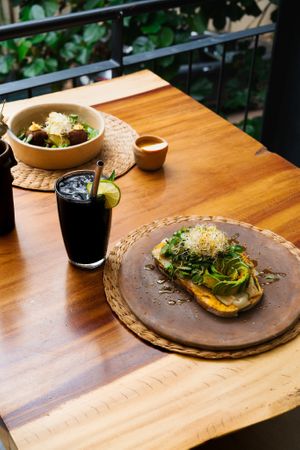 Limonada de carbón activado y toast de aguacate y hummus at Aguacate Veggie Bar in Oaxaca