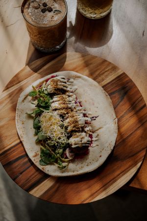FALAFEL RULLÉ CON HUMMUS DE BETABEL at Aguacate Veggie Bar in Oaxaca