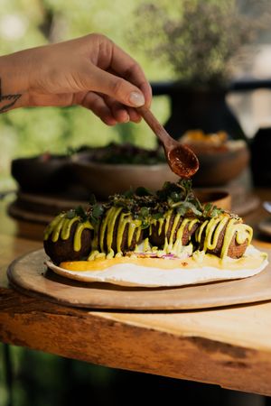falafel con hummus de zanahoria at Aguacate Veggie Bar in Oaxaca