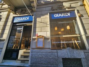 Entrance at GIARDÍ  in Milan