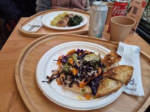 Hummus di ceci con verdure invernali (broccoli, zucca e cavolo cappuccio viola) saltate  in padella #Veganuary at GIARDÍ  in Milan