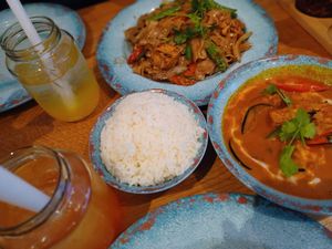 Drunken Thai Noodles, Thai Curry dish (with tofu), rice, and a lemonade drink with 'bubbles' at Rosa's Thai -  Kings Cross in North London