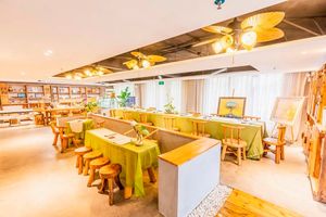 Interior at San Gu Mao Lu - 三顾茅庐纯素生食餐厅 in Guangzhou