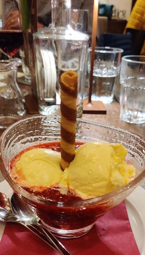 "Heiße Liebe". Vanilla ice cream and hot raspberries 🤩 at Gassl Bräu in Klausen