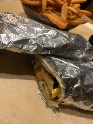 Veggie wrap with chicken made out of peas, carrots, a vegan yoghurt sauce and sweet potatoess  at Gassl Bräu in Klausen