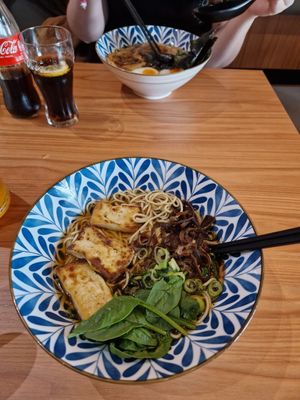 blackgarlic ramen, vegan version at the front at Ichi Go Ichi E in Vienna