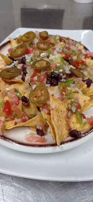 Vegan nachos with jalapeños at Manduca Mundana in La Serna Del Monte