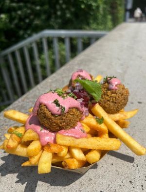 Falafelpommes at Schwarze Kiste am Hochablass - Kiosk in Augsburg