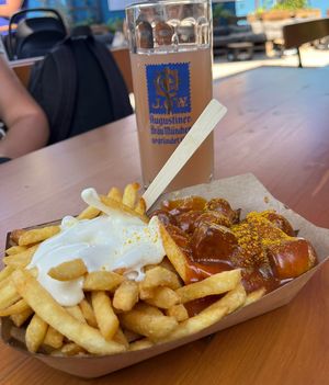 Stadionliebe Currywurst vegan mit Pommes und veganer Mayonnaise   at Schwarze Kiste am Hochablass - Kiosk in Augsburg