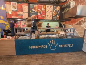 Kasse, Menü und Pult at Hummus Bar in Szeged