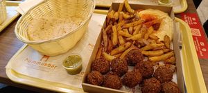 Falafel, hummusz, pita, sült krumpli, csípôs szósz at Hummus Bar in Szeged
