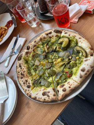 Pizza légumes rôtis avec pesto vegan  at La Knowlton Co - Microbrasserie & Restaurant in Knowlton