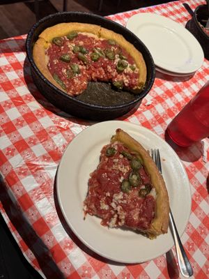Deep dish pizzaa  at Gino‘s East in Chicago