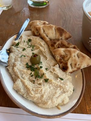 Hummus and pita  at Tanipota - Τ' ανείπωτα in Santorini