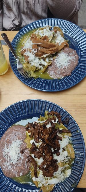 Los chilaquiles verdes con bistek son increíblemente sabrosos at Britches Puebla in Puebla