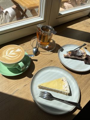 Zupfkuchen mit Kirschen & Mango-Kokos-Tarte  at Coffea in Berlin