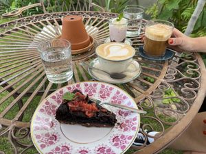 Cappuccino with oatmilk, flat white with oatmilk and a vegan brownie cake at CAFÉ Seelchen in Luetow