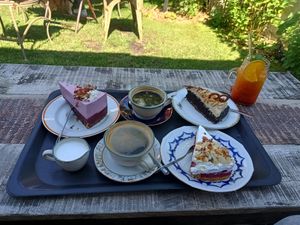 Beide Kuchen auf der rechten Seite sind vegan at CAFÉ Seelchen in Luetow