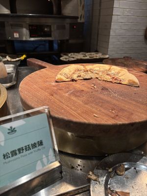 Mushroom pizza (vegan!)  at Fruitful Food - 果然匯 (Kaohsiung Dream Mall Branch) in Kaohsiung