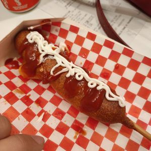 Vegan Corn Dog con Ketchup e Maionese at Lola Miller - Easy Diner in Naples