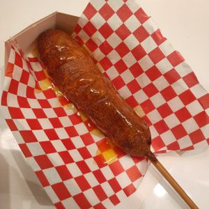 Vegan Corn Dog con Salsa al Mango Piccante at Lola Miller - Easy Diner in Naples