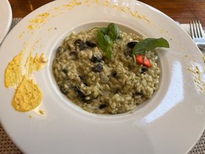 Veganes Risotto aus Zucchini, Basilikum und schwarzen Oliven.  at Konoba Sentimenti in Nin