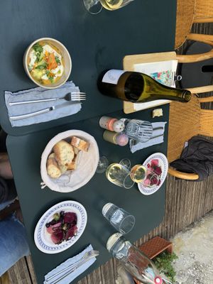 Tafel  at Aux Bons Vivres in Yevre-la-ville