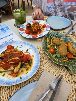 Vlnr Mallorquinische Lasagne, Albondigas, grüne Spargel Kroketten (Lasagna, Meatballs, Croquettes) at Restaurante Chicos del Mar in Mallorca