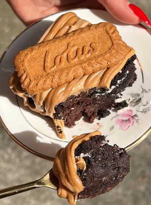Corazón valiente. 
Brownie extracremoso de chocolate, decorado con galleta Lotus, hilos de dulce de leche y crema Biscoff. Todo apv at La Dulzura in Mexico City