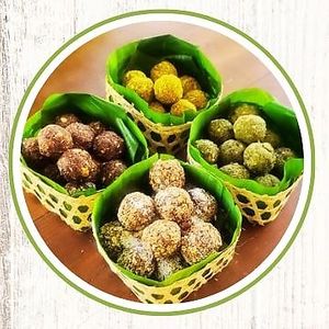 ViBrant ADVENTURE
Cashews, Pumpkin Seeds,  Almonds, Organic Oats, Dates Fruit, Peanut Butter, Coconut Oil, Shredded Coconut, Cinnamon, Kale & Wheatgrass Powder.

Original / Caca at Easy Vegan in Hoi An