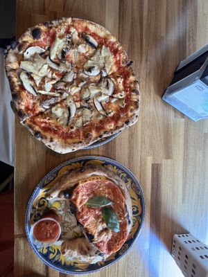 Tre fungi & calzone   at Pizza Art in Copenhagen
