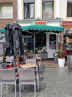 front + outdoor seating at Maoz in Nijmegen