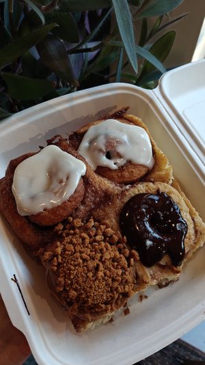 Cinnamonrolls. Elke donderdag en zaterdag kraakvers! at Bar Madam in Antwerpen