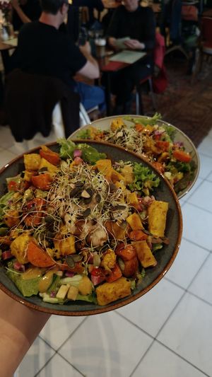Salade met geroosterde wintergroenten en hummus at Bar Madam in Antwerpen