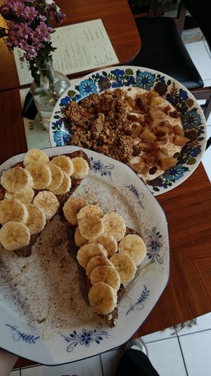 Toast met pindakaas en banaan. Yoghurt (soja) met huisgemaakte granola en warme appeltjes at Bar Madam in Antwerpen