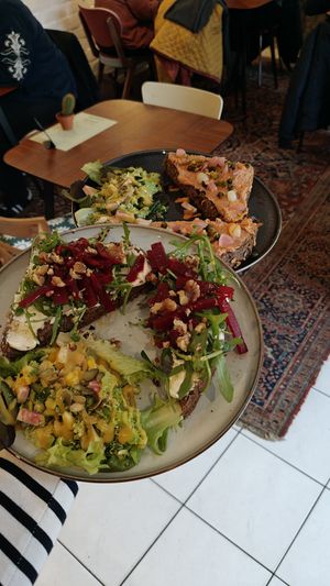 Toast geitenkaas - rode biet, en toast martino (mijn favoriet) at Bar Madam in Antwerpen