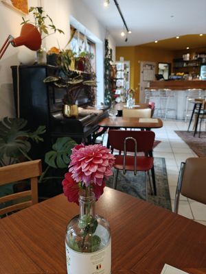 Het gezellige interieur at Bar Madam in Antwerpen