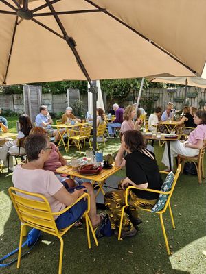 Rustig terras in het groen at Bar Madam in Antwerpen