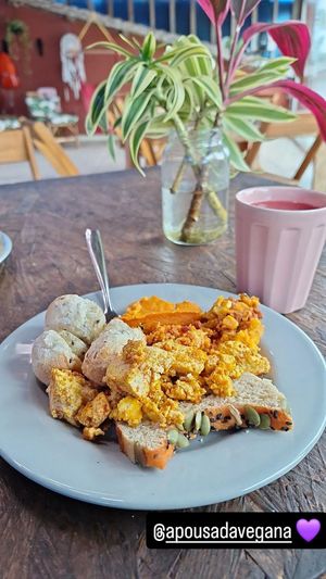 Café da manhã vegano, sem pressa e de frente pro mar. #Veganuary at Pousada Vegan in Peruibe