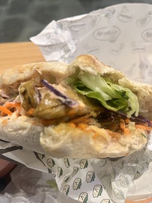 Deliciosooooo. Amé este lugar en suiza. Estuve un par de horas en la ciudad y súper bien ubicado en la estación del tren en planta baja. Súper rica una hamburguesa y nuggets #V at Veganitas in Luzern